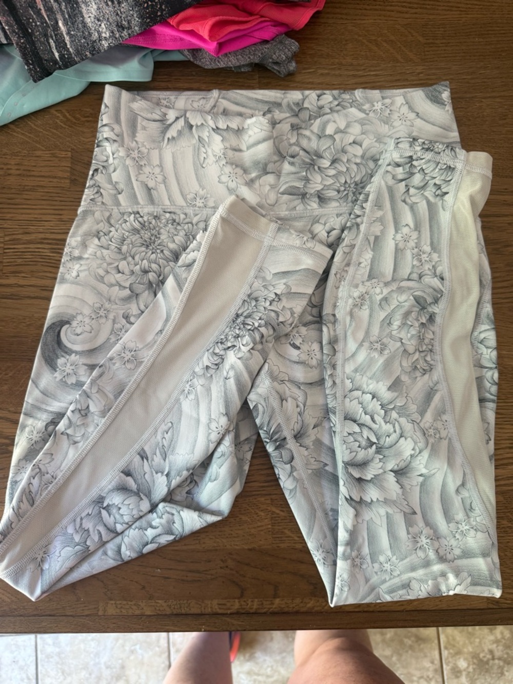 Lululemon Women's size 8 hydrangeas legging.